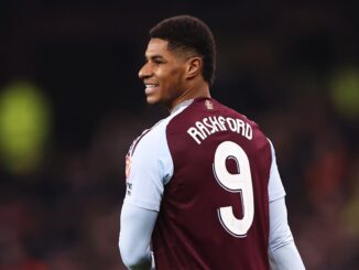 Joueur de football en maillot grenat numéro 9.