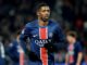 Joueur de football en maillot PSG sur le terrain.