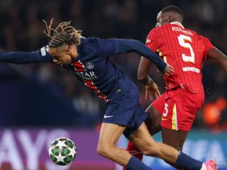 Deux joueurs de football en compétition pour le ballon.