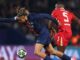 Deux joueurs de football en compétition pour le ballon.