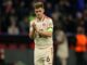 Joueur de football applaudissant sur le terrain.