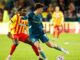 Match de football, action sur le terrain.