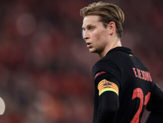 Footballeur en maillot noir durant un match.
