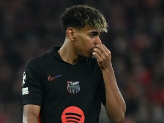 Joueur de football pensif sur le terrain.