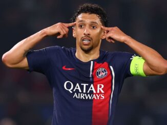 Joueur de football sur le terrain en concentration.