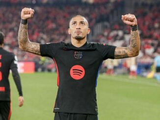 Joueur de football célébrant sur le terrain.