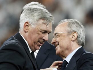 Deux hommes se serrant la main en costume.