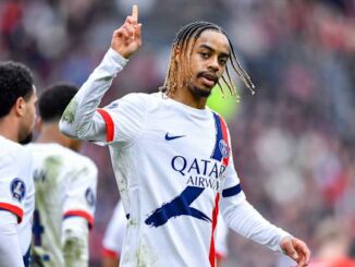 Joueur de football lève le doigt sur le terrain.