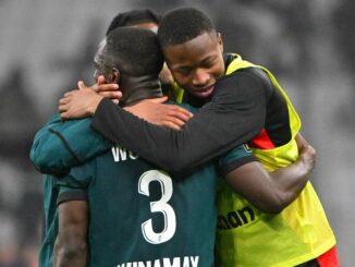 Joueurs de football s'embrassant après un match.