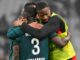 Joueurs de football s'embrassant après un match.