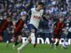 Joueur de football tirant un penalty