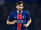 Joueur de football en maillot PSG sur le terrain.