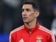 Joueur de football en maillot rouge de Benfica.
