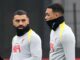 Deux joueurs de football discutent à l'entraînement.
