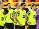 Joueurs de football en tenue jaune sur le terrain.