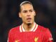 Joueur de football en maillot rouge sur le terrain.