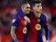Deux footballeurs en tenue de match du Barça.