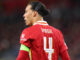 Joueur de football avec maillot numéro quatre.