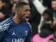 Joueur de football criant durant un match.