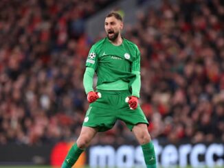 Gardien de but célébrant sur le terrain de football.