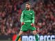 Gardien de but célébrant sur le terrain de football.
