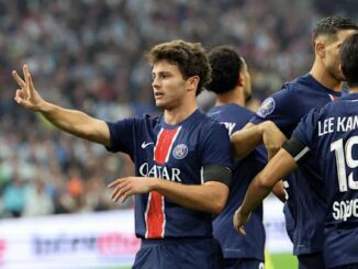 Joueurs de football célébrant après un but.
