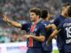 Joueurs de football célébrant après un but.