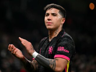 Footballeur applaudissant sur le terrain.