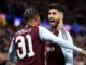 Deux joueurs de football discutent sur le terrain.
