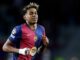 Joueur de football portant maillot Barcelone courant.