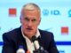 Homme en conférence de presse avec micro.