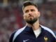 Joueur de football français en maillot bleu.