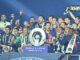 Équipe fête victoire Ligue 1 2024 avec trophée.