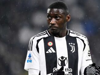 Joueur de football en maillot noir et blanc
