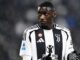 Joueur de football en maillot noir et blanc
