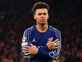 Joueur de football célébrant après un but en match.