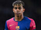 Joueur de football en maillot du Barcelone.