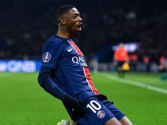 Joueur de football exulte après un but marqué.