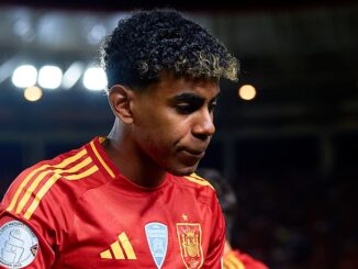 Joueur football Espagne avec écussons UEFA sur maillot.