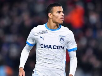 Joueur de football en maillot blanc à l'extérieur.