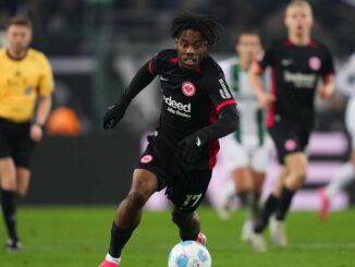 Joueur de football courant avec le ballon.