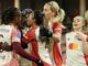 Joueuses de football célébrant un but