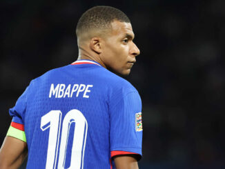 Joueur football numéro 10 de dos, maillot bleu.