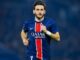 Joueur de football du PSG courant sur le terrain.