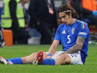 Footballeur italien assis sur le terrain.