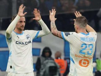 Joueurs de football se donnent un high-five.