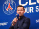 Homme parle lors d'une conférence PSG.