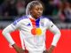 Joueuse de football en maillot OL sur le terrain.
