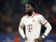 Joueur de football en maillot blanc sur le terrain.