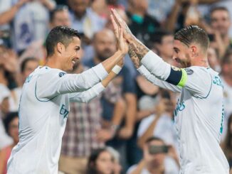 Deux joueurs de football se tapent dans les mains.